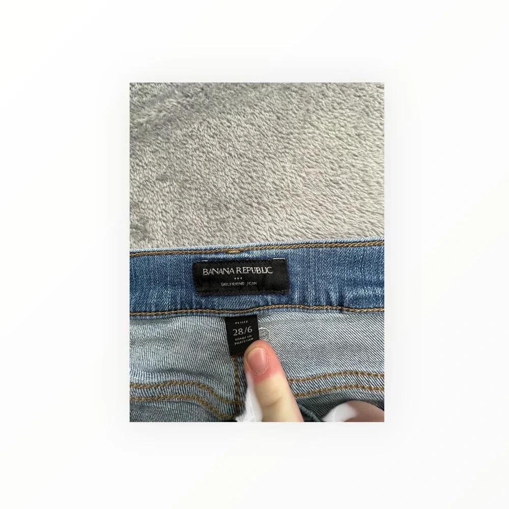 Banana Republic Girlfriend Jeans Womens 28/6P Light Wash Distressed Denim Petite